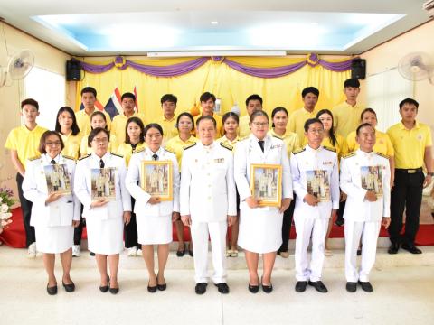 พิธีรับพระราชทานพระบรมฉายาลักษณ์ พระบาทสมเด็จพระเจ้าอยู่หัว และสมเด็จพระนางเจ้า ฯ พระบรมราชินี